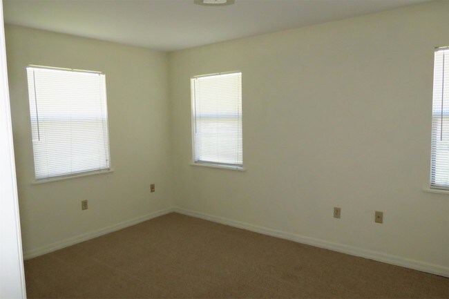 Building Photo - 123 Cardinal Dr