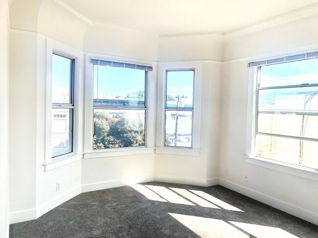 Building Photo - Exceptional Location! Sun Filled Top Floor...