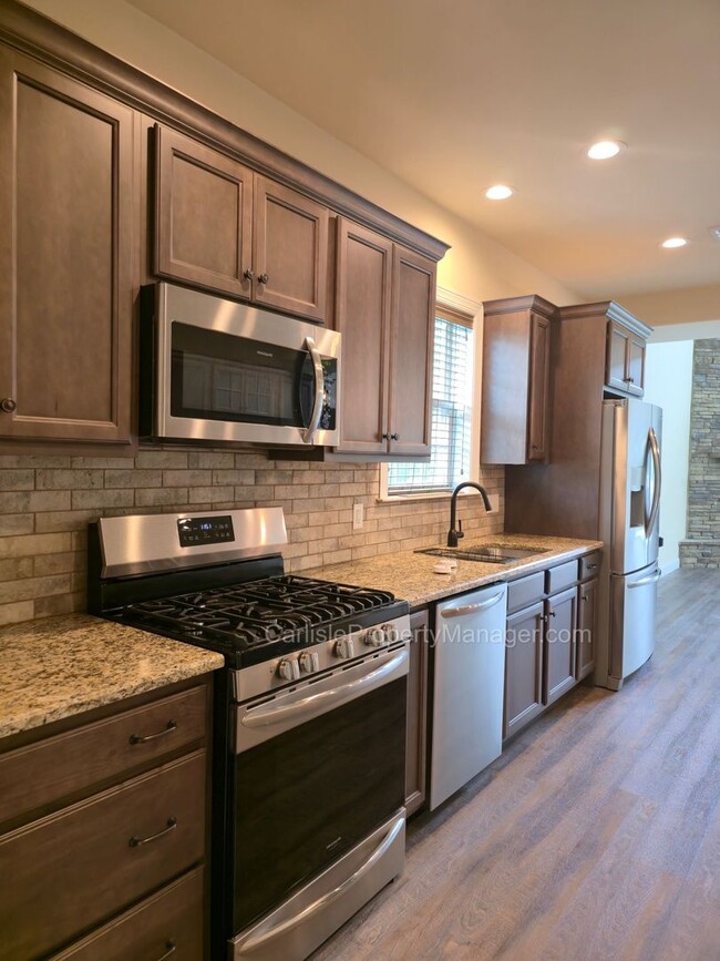 Foto del edificio - Duplex includes 2 car garage, laundry, pat...