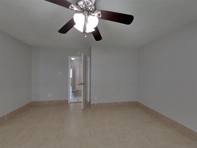 Building Photo - 7318 Foxway Ln