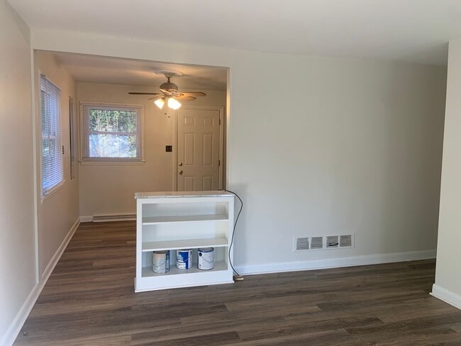 Building Photo - 3 Bedroom with New Flooring & Fresh Paint