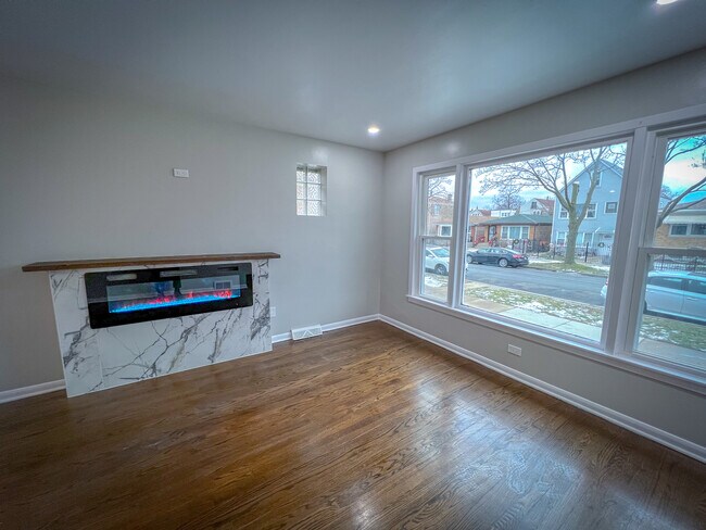 Building Photo - 853 N Kildare Ave