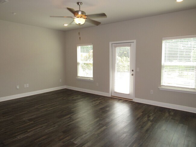 Foto del edificio - Close to Navy Federal complex, shopping & ...