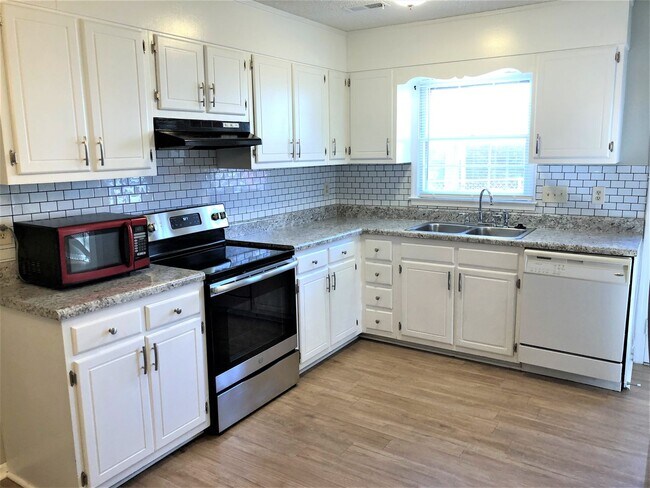 Foto del edificio - SW Large Brick Home, Updated Kitchen & Bat...