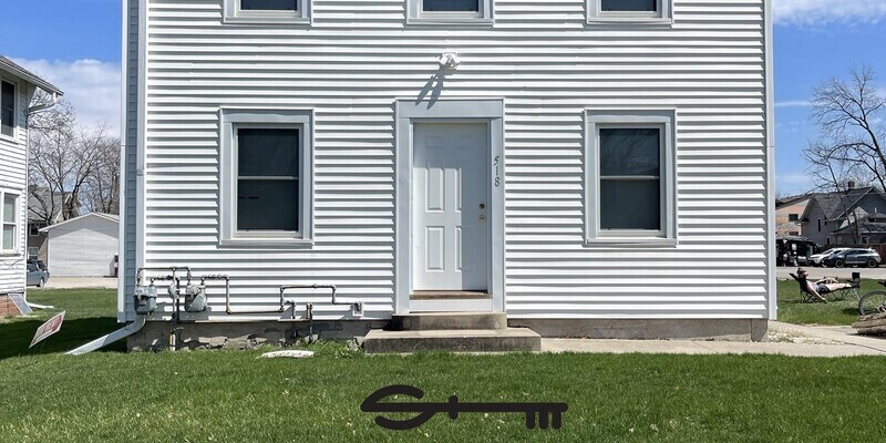 Primary Photo - 2 Bedroom Near Campus Available Now!