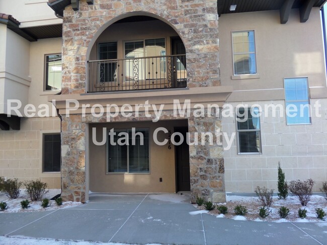 Foto del edificio - Highland Townhome In Gated Community