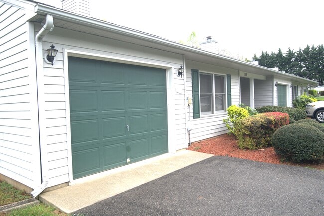 Building Photo - 140 Oldfield Rd