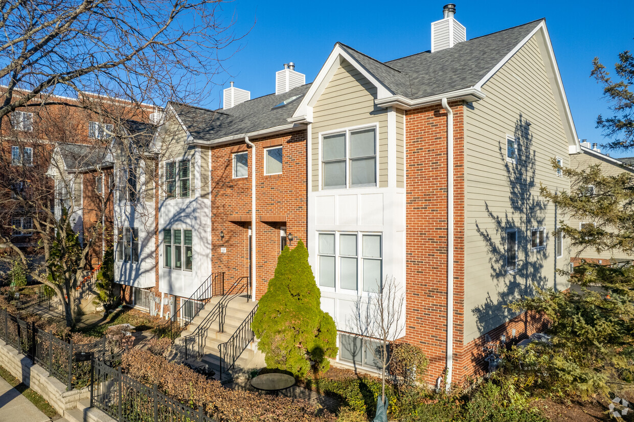 Primary Photo - 238-246 N Village Ct