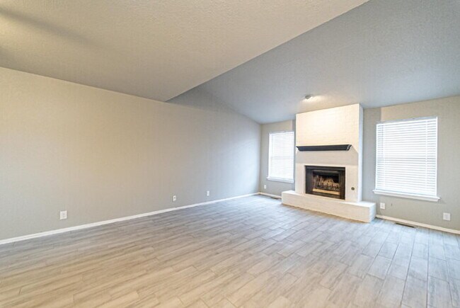 Foto del edificio - Updated 2-Bed, 1.5-Bath Townhome in NW Nor...