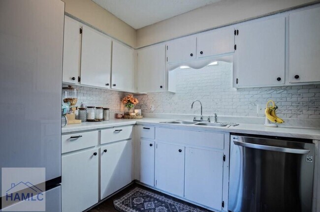 Foto del edificio - Charming 3 Bedroom, 2 Bath Home! Enjoy a c...