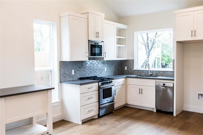 Building Photo - 409 W 35th St