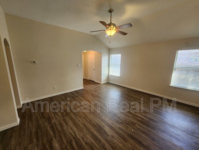Building Photo - 2932 Oakshire St