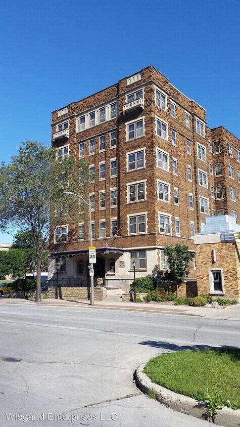 Primary Photo - 2324 W Wisconsin Ave