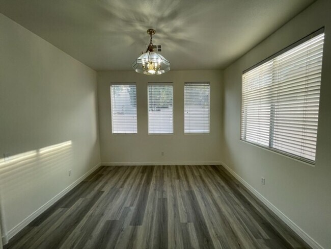 Foto del edificio - Great 4 Bedroom Remodeled Home In Peccole ...
