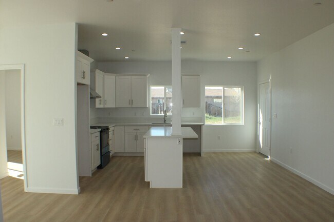 Foto del edificio - Brand New -4BD + 2BTH Solar-Powered Home