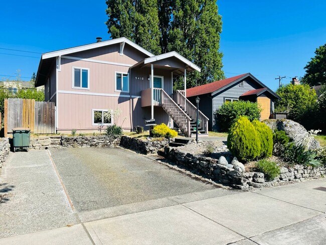 Foto del edificio - Spacious House on Quiet Block with Large Y...