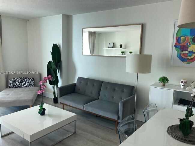 Building Photo - 1200 Brickell Bay Dr