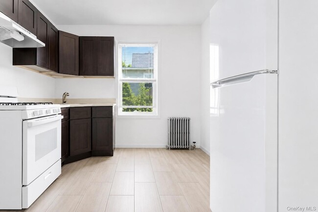 Building Photo - 3-08 26th Avenue Unit 1