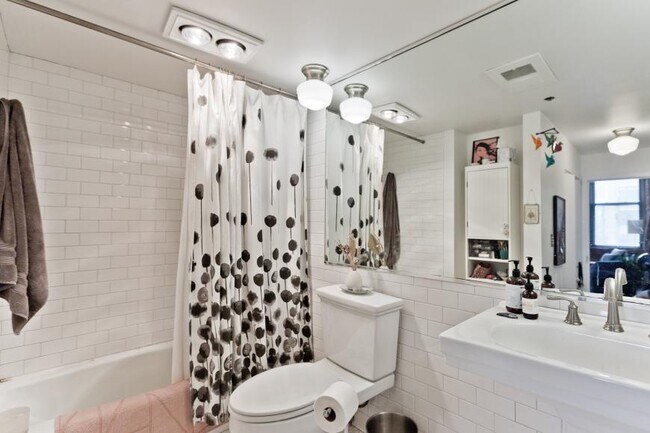 Building Photo - 1 bedroom in Chicago IL 60607