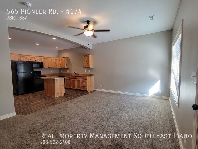Building Photo - Beatiful 3 Bedrom, 2.5 Bathroom Rock Creek...