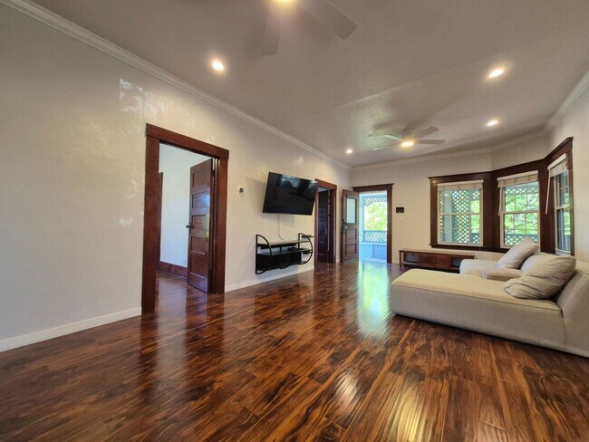 Foto del edificio - Spacious Duplex with EV Charger and Yard