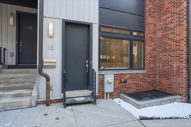 Building Photo - Exquisite 3-Bedroom Townhouse with Garage in Private Community! Available NOW!