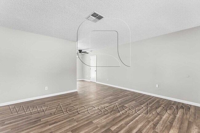 Foto del edificio - Single-Story 3BR Home with Garage & Fully Fenced Yard