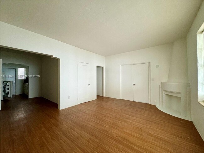 Foto del edificio - 6830 Harding Ave