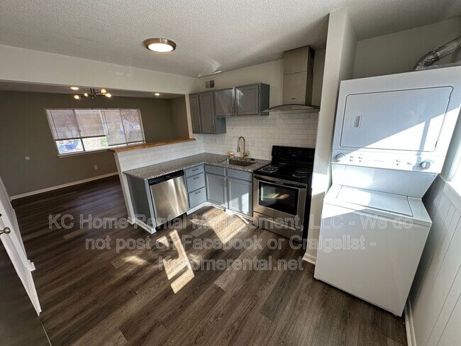 Foto del edificio - 8443 Lowell Ave