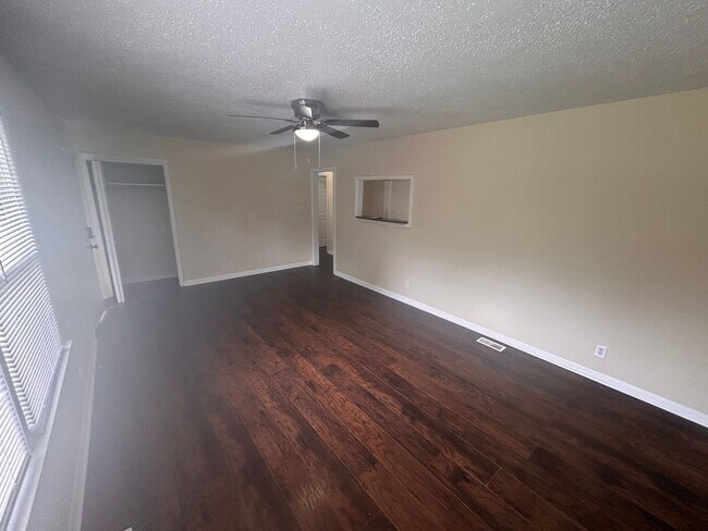 Foto del edificio - Beautiful 3 BED- 2BA with bonus room fenced in yard
