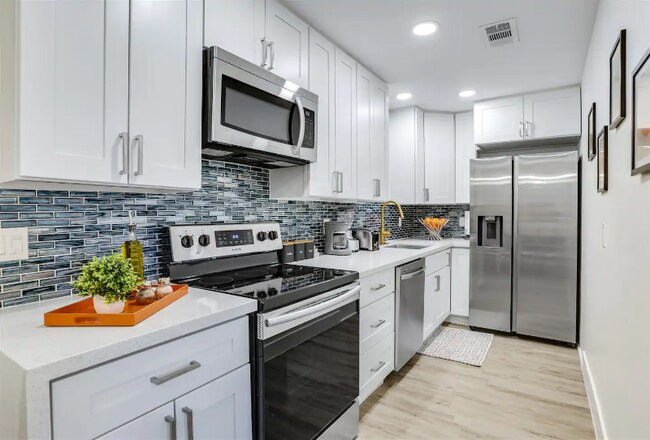 Foto del edificio - 2825 N Los Felices Rd