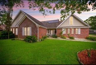 Building Photo - 15719 Baytree Dr