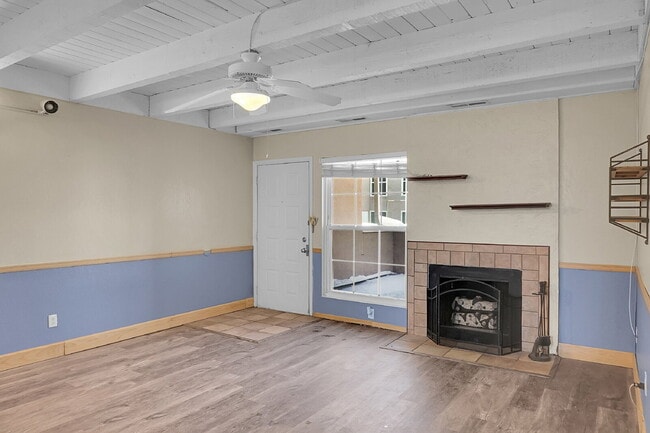 Foto del edificio - $1,495 - 2 Bed, 1.5 Bath Townhome in CO Springs with Central AC and All Utilities Included