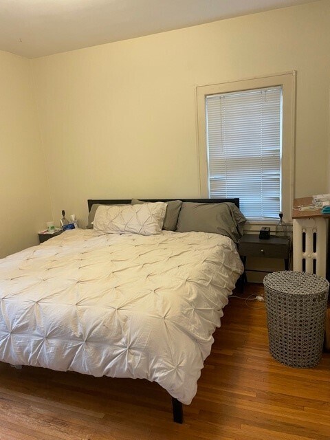 Bedroom 1 - fits king-sized bed - 4852 Upton Ave S