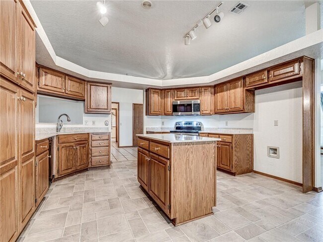 Building Photo - 1205 Blue Ridge Dr