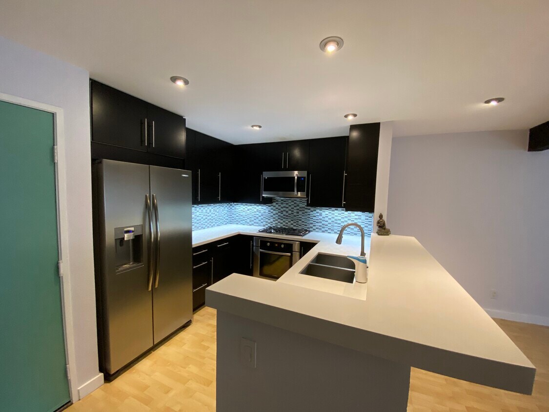 Stainless steel Bosch and Samsung appliances. - 15155 Sherman Way