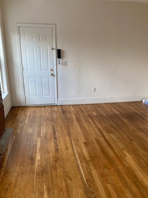 24-9 Living room - 24 Eden St