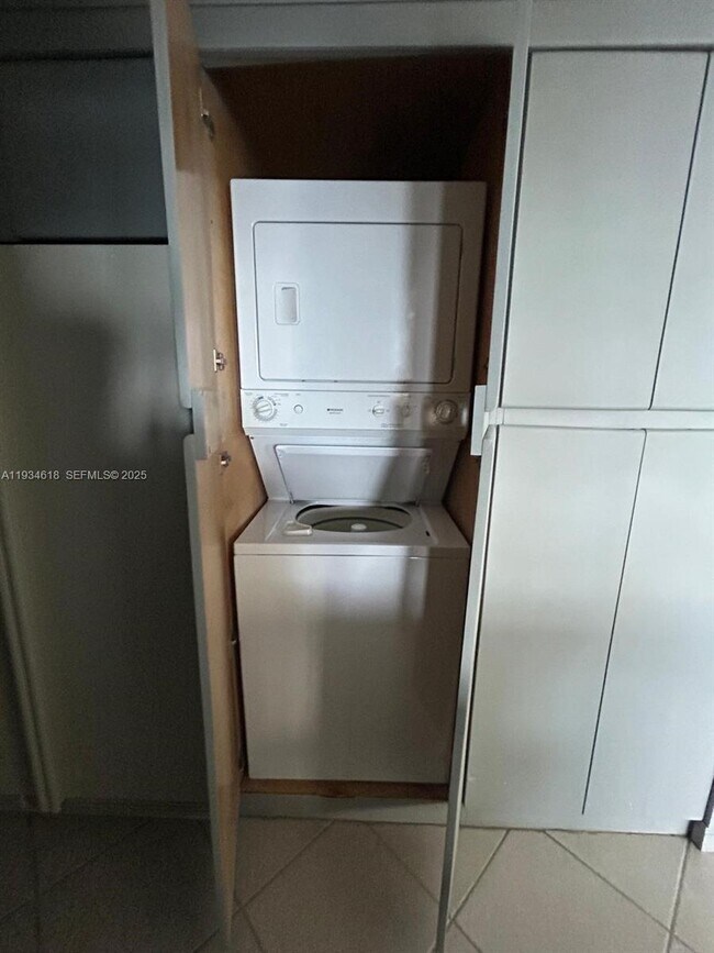 Foto del edificio - 3140 S Ocean Dr