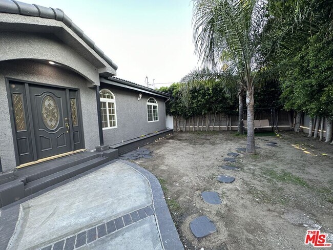 Foto del edificio - 6742 Radford Ave