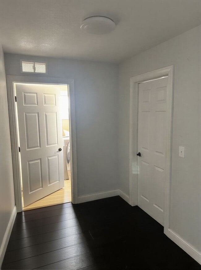 Foto del edificio - 9702 Hazelwood Ave