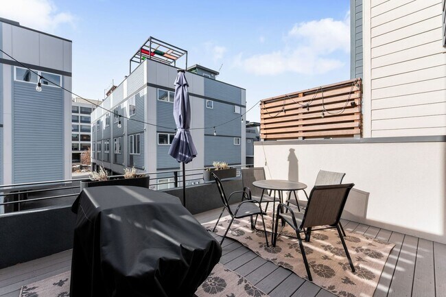 Foto del edificio - Modern 2BD, 2.5BA Sloan's Lake Townhome With 2-Car Garage