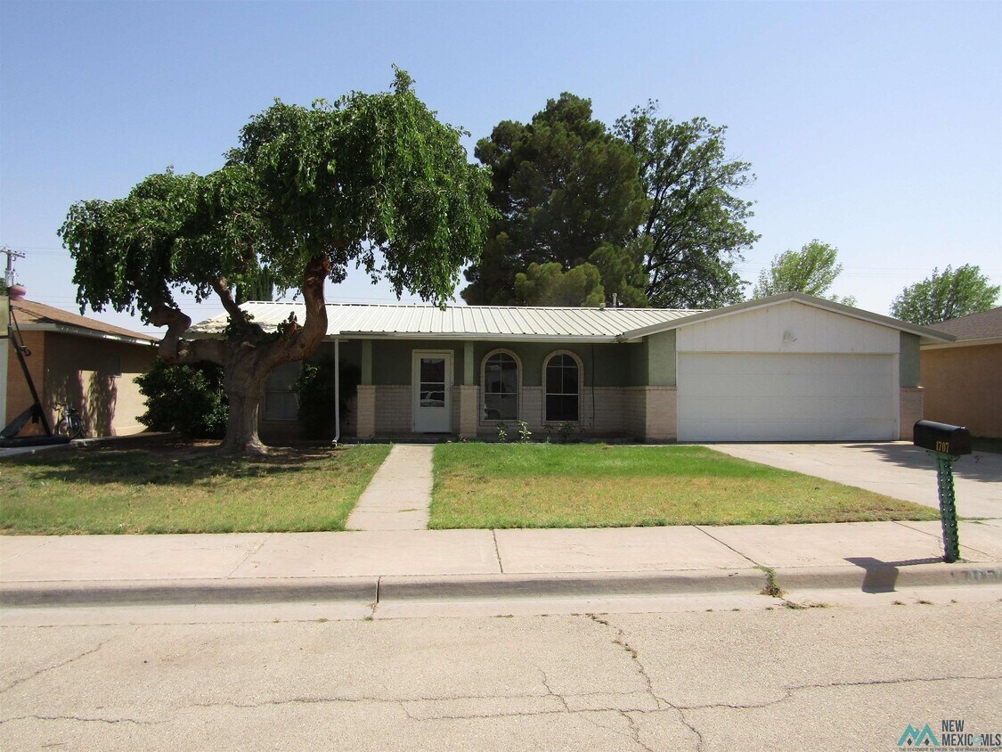 Foto principal - 1707 W Currier Ave