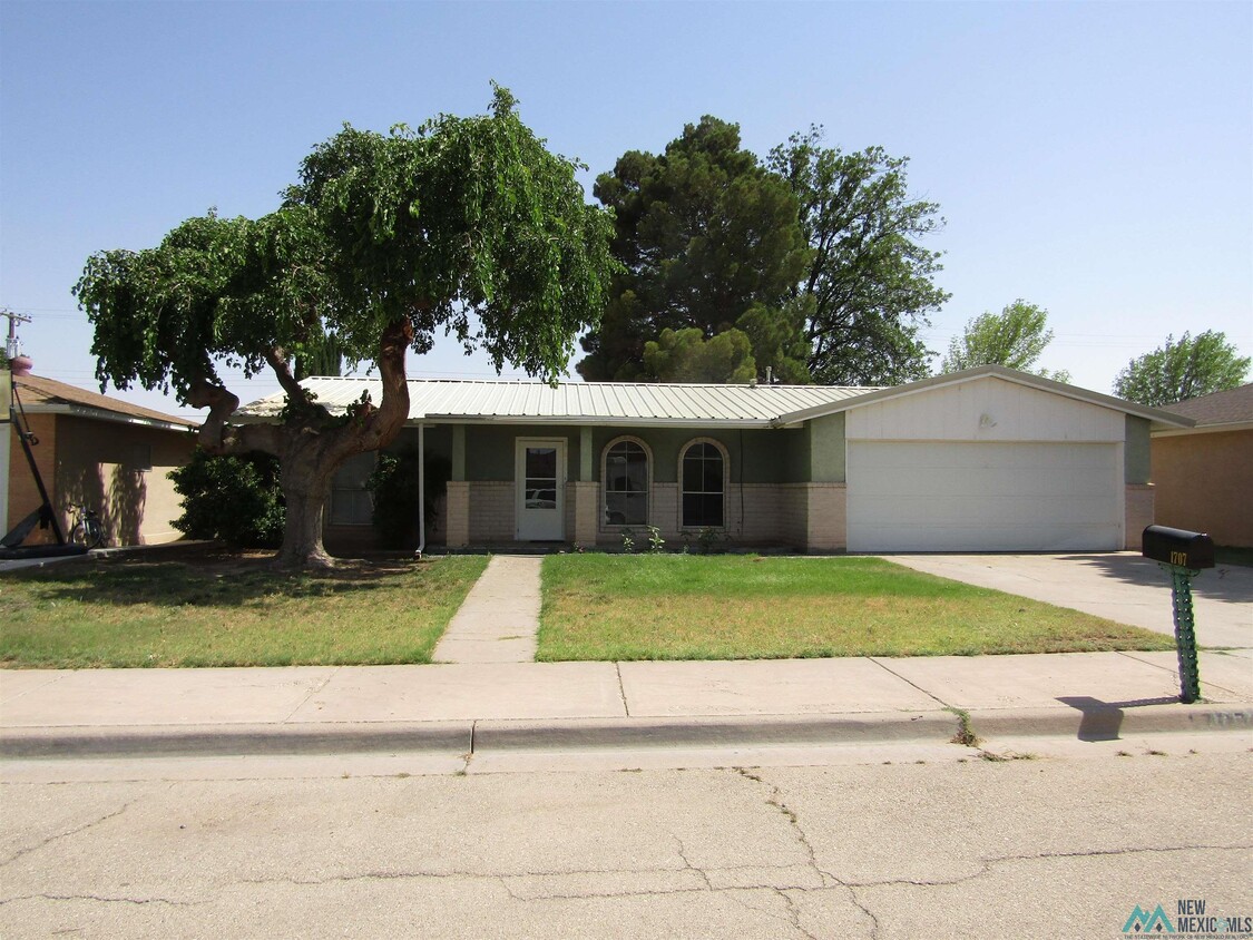 Primary Photo - 1707 W Currier Ave