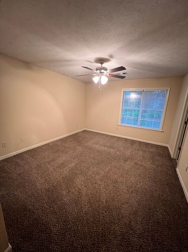 Building Photo - Duplex Close To Campus!