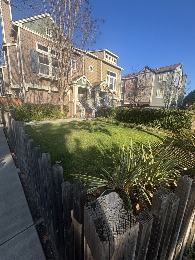 Building Photo - 1013 Fuller Terrace