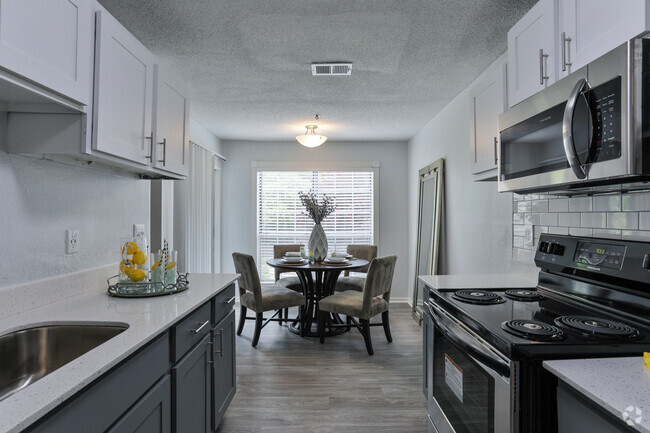 2BR, 2BA - 1,135 SF - SoCO Apartments at Vinings