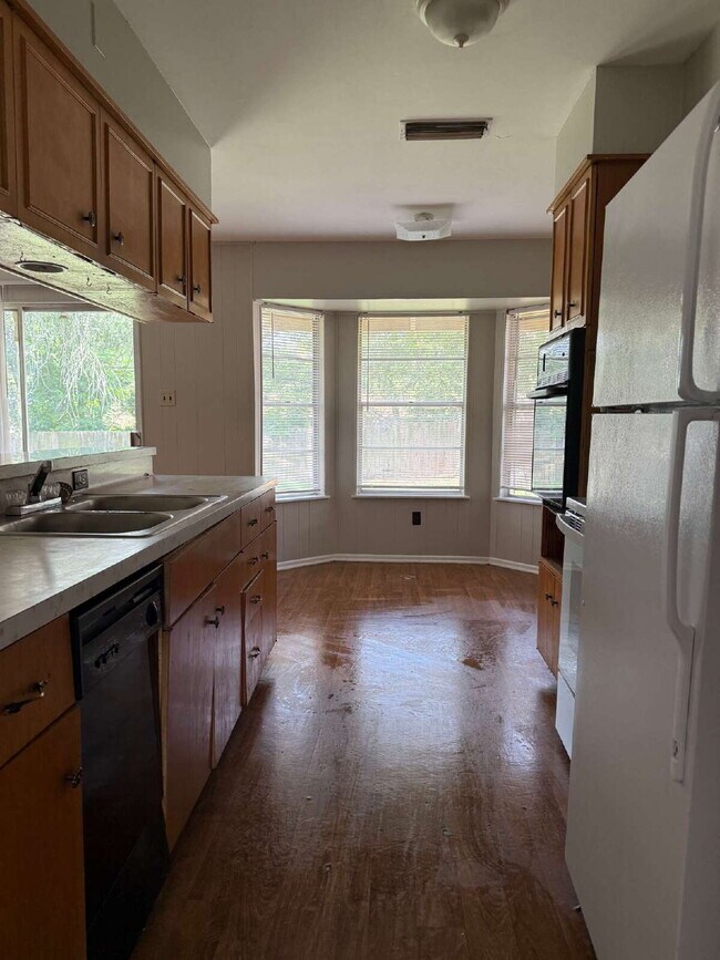 Foto del edificio - Open Kitchen, Warm Interior, Large Living ...