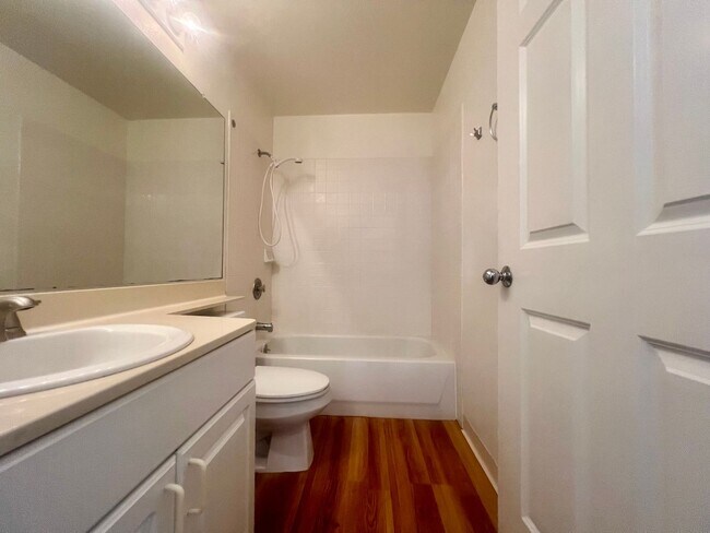 Foto del edificio - 2 Bedroom 1.5 Bathroom unfurnished bottom floor Condo