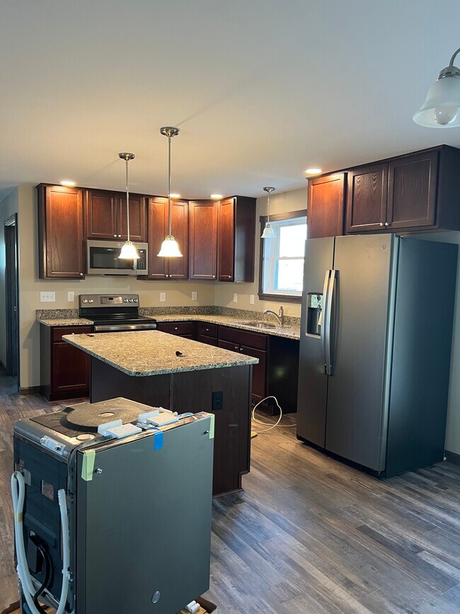 Cocina totalmente equipada con estufa, microondas, refrigerador y lavavajillas. - 96 Hanshew Ln