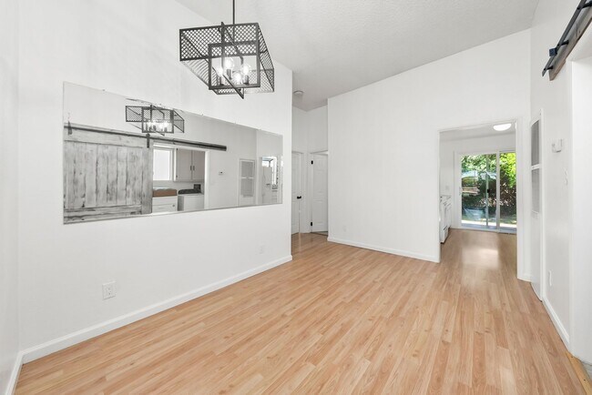 Foto del edificio - Charming 2-bedroom, 1-bathroom in Roseville